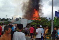 FOTO : Si Jago Merah Lalap Dua Rumah Warga di Merlung