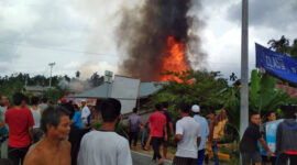 FOTO : Si Jago Merah Lalap Dua Rumah Warga di Merlung