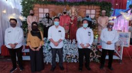 FOTO : Simulasi Pengaturan Foto Bersama dengan Pengantin pada Penerapan Protokol Kesehatan di Resepsi Pernikahan Gabungan Penyedia Jasa Wedding se Tanjab Barat di kawasan Jl. Panglima H. Saman Kuala Tungkal, Rabu (15/07/20)