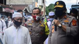 FOTO : Waka Kapolda Jambi Brigjen Pol Dul Alim didampingi Kapolres Tanjab Barat AKBP Guntur Saputro melakukan simulasi Penerapan Protokol Kesehatan saat Pemotongan Hewan Kurban di Masjid Sepakat Jl. Imam Bonjol Kuala Tungkal, Rabu (15/07/20).