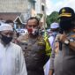FOTO : Waka Kapolda Jambi Brigjen Pol Dul Alim didampingi Kapolres Tanjab Barat AKBP Guntur Saputro melakukan simulasi Penerapan Protokol Kesehatan saat Pemotongan Hewan Kurban di Masjid Sepakat Jl. Imam Bonjol Kuala Tungkal, Rabu (15/07/20).
