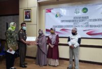 FOTO : Kajari, Tri Joko didampingi Istri selaku Ketua IAD Tanjabbar Menyerahkan Bansos Kepada Salah Seorang Purnaja Kejaksaan Negeri Tanjab Barat, Rabu (15/07/20). 