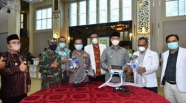 FOTO : wali Kota Jambi Sy. Fasha Menerima Bantuan diserahterimakan secara virtual antara Pemerintah Kota Jambi dengan Temasek Foundation Singapura alam acara Virtual Hand Over Ceremony diikuti Wali Kota Sy. Fasha di Aula Griya Mayang, Kamis (15/07/20),