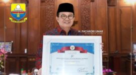 FOTO : FachroriTerima Anugerah Penghargaan dari Kepala BPS RI