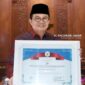 FOTO : FachroriTerima Anugerah Penghargaan dari Kepala BPS RI