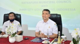 FOTO : Wali Kota Jambi Dr. Sy. Fasha Saat Mengikuti Acara Penandatanganan Memorandum of Understanding (MoU) secara virtual antara Kota Jambi, Kota Ratnapura dan UN Habitat, Rabu sore (15/07/20).