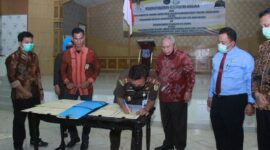 FOTO : Bupati Dr. H. Safrial tanda tangani nota kesepahaman antara Pemkab Tanjab Barat dengan Kejaksaan Negeri Tanjab Barat terkait Bidang Hukum Perdata dan Tata Usaha Negara yang dilaksanakan di Balai Pertemuan Kantor Bupati Kamis (16/07/20).