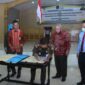 FOTO : Bupati Dr. H. Safrial tanda tangani nota kesepahaman antara Pemkab Tanjab Barat dengan Kejaksaan Negeri Tanjab Barat terkait Bidang Hukum Perdata dan Tata Usaha Negara yang dilaksanakan di Balai Pertemuan Kantor Bupati Kamis (16/07/20).
