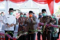 FOTO : Gubernur Jambi, Fachrori Umar Memotong Pita Meresmikan Gedung Isolasi Rumah Sakit Raden Mattaher Jambi, Jumat (17/07/20).