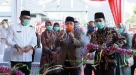 FOTO : Gubernur Jambi, Fachrori Umar Memotong Pita Meresmikan Gedung Isolasi Rumah Sakit Raden Mattaher Jambi, Jumat (17/07/20).