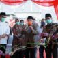 FOTO : Gubernur Jambi, Fachrori Umar Memotong Pita Meresmikan Gedung Isolasi Rumah Sakit Raden Mattaher Jambi, Jumat (17/07/20).