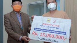 FOTO : Gubernur Jambi, Fachrori Umar Menyerahkan Insentif Kepada Perwakilan Dokter di Rumah Sakit Raden Mattaher Jambi Jumat (17/07/20).