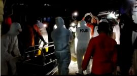 FOTO : Petugas Kepolisian Berada di TKP Penemuan Mayat, Senin (20/07/20)