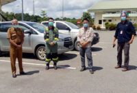 FOTO : Jubir Gugus Tugas Covid-19 Tanjab Barat, Ir. H. Taharuddin (Kiri) Menghadiri Pelaksanaan Uji Swab ke dua terhadap 108 Karyawan PetroChina di BGP Betara, Selasa (21/07/20).