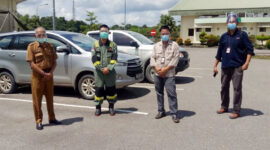 FOTO : Jubir Gugus Tugas Covid-19 Tanjab Barat, Ir. H. Taharuddin (Kiri) Menghadiri Pelaksanaan Uji Swab ke dua terhadap 108 Karyawan PetroChina di BGP Betara, Selasa (21/07/20).