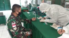 FOTO : Pelaksanaan Rapid Tes tahap satu Terhadap Satgas Pamtas RI-RDTL sektor Timur Yonif Raider 142/KJ saat menjelang berakhirnya tugas mereka di wilayah perbatasan Indonesia - Timor Leste