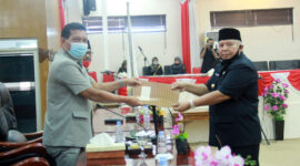 Bupati Tanjung Jabung Barat, H. Safrial sampaikan nota pengantar Rancangan Peraturan Daerah (Ranperda) terkait penegakan protokol kesehatan pada rapat paripurna DPRD Tanjab Barat yang diselenggarakan diruang rapat paripurna, Selasa (21/07/20).