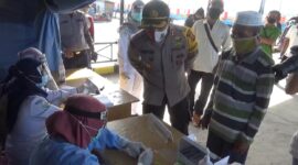 FOTO : Kapolres Tanjabbar AKBP Guntur Saputro, SIK, MH saat Memantau Rapid tes Massal Terhadap Penumpang di Pelabuhan LLASDP Kuala Tungkal, Rabu (22/07/20).