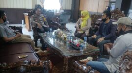 FOTO : Kapolres Tanjung Jabung AKBP Guntur Saputro, SIK, MH Saat Sambut Silaturahmi dan Audiensi dari Persatuan wartawan Indonesia (PWI) Tanjab Barat di ruang kerjanya, Rabu (22/07/20).