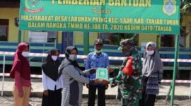 FOTO : Satgas TMMD membatu membagikan 20 buah Al Qur’an Juz Amma untuk anak-anak, Desa Labuhan Pering, Rabu (22/07/20).