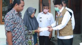 FOTO : Gubernur Fachrori Umar Saat Penyerahan Bantuan JPS Covid-19 Provinsi Jambi Tahap II di Kantor Desa Marga Mulya Kecamatan Sungai Bahar Kabupaten Muaro Jambi, Rabu (22/07/20).