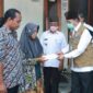 FOTO : Gubernur Fachrori Umar Saat Penyerahan Bantuan JPS Covid-19 Provinsi Jambi Tahap II di Kantor Desa Marga Mulya Kecamatan Sungai Bahar Kabupaten Muaro Jambi, Rabu (22/07/20).