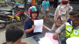 FOTO : Salah Satu Pengendara Membuat Surat Pernyataan Dihadapan Petugas Satlantas Polres Tanjab Barat, Jumat (24/07/20)