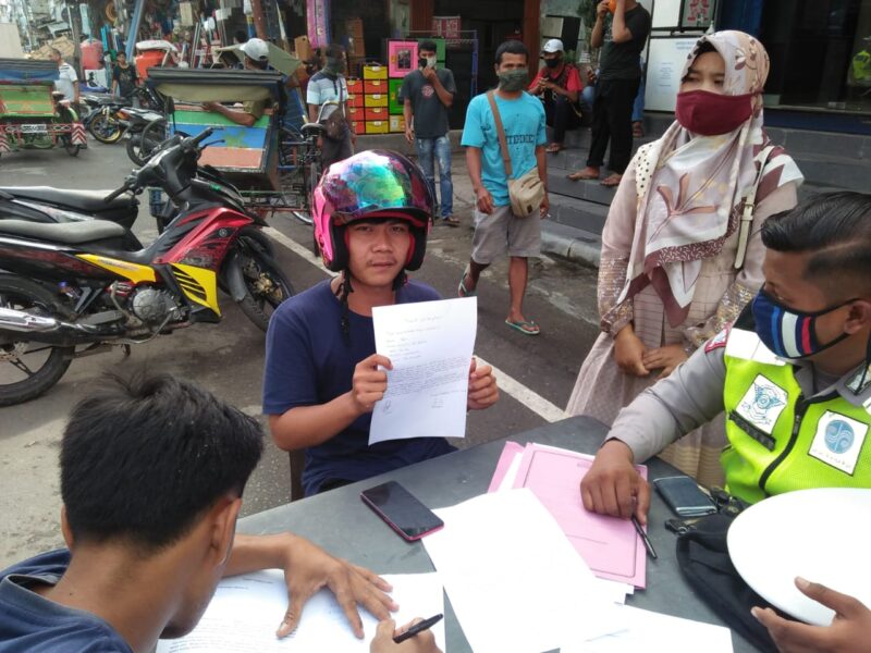 FOTO : Salah Satu Pengendara Membuat Surat Pernyataan Dihadapan Petugas Satlantas Polres Tanjab Barat, Jumat (24/07/20)