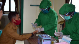 FOTO : Pelaksanaan Rapid Test di SD Kartika II-4 Yayasan Kartika Jaya Koordinator Korem 042 Gapu di Rapid Test, Senin (27/07/20)