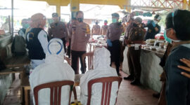 FOTO : Petugas Tengah Bersiap Untuk Melakukan Rapid Tes di Pasar Parit III Kuala Tungkal, (Senin 27/07/20)