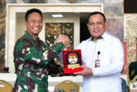 FOTO : Kepala Staf Angkatan Darat (Kasad) Jenderal TNI Andika Perkasa dan Ketua Komisi Pemberantasan Korupsi (KPK) RI Komjen Pol Drs. Firli Bahuri, M.Si Menandatangani Berita Acara Serah Terima (BAST) Barang Rampasan Negara dari KPK RI kepada Kementerian Pertahanan (Kemhan) RI dalam hal ini TNI Angkatan Darat di Lantai Dasar Gedung E Markas Besar Angkatan Darat, Jakarta, Senin (27/07/20).