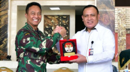 FOTO : Kepala Staf Angkatan Darat (Kasad) Jenderal TNI Andika Perkasa dan Ketua Komisi Pemberantasan Korupsi (KPK) RI Komjen Pol Drs. Firli Bahuri, M.Si Menandatangani Berita Acara Serah Terima (BAST) Barang Rampasan Negara dari KPK RI kepada Kementerian Pertahanan (Kemhan) RI dalam hal ini TNI Angkatan Darat di Lantai Dasar Gedung E Markas Besar Angkatan Darat, Jakarta, Senin (27/07/20).