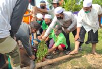 FOTO : Kapolres Tanjab Barat AKBP Guntur Saputro, SIK, MH Saat Turut Serta Pemotongan Hewan Qurban di Mapolres, Jumat (31/07/20).