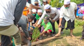 FOTO : Kapolres Tanjab Barat AKBP Guntur Saputro, SIK, MH Saat Turut Serta Pemotongan Hewan Qurban di Mapolres, Jumat (31/07/20).