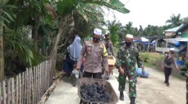 FOTO : Kapolres Tanjab Barat Mendorong Daging Saat Distribusi ke Warga di Desa Suak Labu, Sabtu (01/08/20)