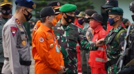 FOTO : Gubernur Fachrori Umar Memimpin Apel Pemberangkatan Pencegahan dan Pemadaman Kebakaran Hutan dan Lahan (Karhutla) Tahun 2020 di lapangan apel Makorem 042/Gapu Minggu (02/08/20)