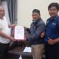 FOTO : Bupati Tanjab Barat Dr. H. Safrial Memberikan Surat Dukungan Kepada Ketua Umum FHT Hendra Novariadi, S.Kom, Selasa (04/08/20).