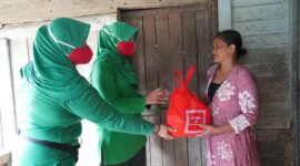 FOTO : Ketua Persit KCK Koorcabrem 042 PD II Sriwijaya, Ny. Dewi Zulkifli beserta pengurus melaksanakan Bakti Sosial Jum'at Berkah Ibu Hetty Andika Perkasa di Danau Sipin Kota Jambi dan Desa Betung, Desa Lopak Aur, Desa Selat, Desa Olak Rambahan, Desa Roteh dan Desa Teluk Kec. Pemayung Kab. Batanghari, Jumat (07/08/20).