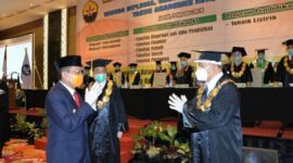 FOTO : Gubernur Jambi Dr. H. Fachrori Umar Saat Menghadiri Sidang Senat Terbuka Universitas Batanghari dalam Rangka Wisuda Diploma, Sarjana, dan Magister Ke-47 Tahun Akademik 2019/2020, di BW Luxury Hotel, Sabtu, (08/08/20).