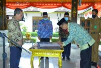 FOTO : Ir. H. Raden Muhammad Mulawarman Menandatangani Berita Acara Pelantikan Menjadi Penjabat (Pj) Sekretaris Daerah Kabupaten Batanghari, Senin (10/08/20).