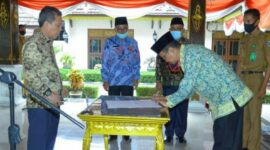 FOTO : Ir. H. Raden Muhammad Mulawarman Menandatangani Berita Acara Pelantikan Menjadi Penjabat (Pj) Sekretaris Daerah Kabupaten Batanghari, Senin (10/08/20).
