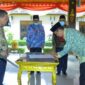 FOTO : Ir. H. Raden Muhammad Mulawarman Menandatangani Berita Acara Pelantikan Menjadi Penjabat (Pj) Sekretaris Daerah Kabupaten Batanghari, Senin (10/08/20).