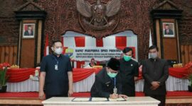 FOTO : Gubernur Jambi Dr. Fachrori Umar dan Pimpinan Dewan Perwakilan Rakyat Daerah Provinsi Jambi Menandatangai Nota Pengambilan Keputusan Dewan terhadap Ranperda Inovasi, Kamis (13/8/20).
