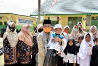 FOTO : Gubernur Jambi, H. Fachrori Umar dihadapan para santri dan pengurus Ponpes Jauharul Falah Al-Islam, Desa Sungai Terap, Kecamatan Kumpeh Ulu, Kabupaten Muaro Jambi, Kamis (13/08/20).