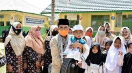 FOTO : Gubernur Jambi, H. Fachrori Umar dihadapan para santri dan pengurus Ponpes Jauharul Falah Al-Islam, Desa Sungai Terap, Kecamatan Kumpeh Ulu, Kabupaten Muaro Jambi, Kamis (13/08/20).