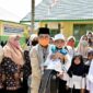 FOTO : Gubernur Jambi, H. Fachrori Umar dihadapan para santri dan pengurus Ponpes Jauharul Falah Al-Islam, Desa Sungai Terap, Kecamatan Kumpeh Ulu, Kabupaten Muaro Jambi, Kamis (13/08/20).