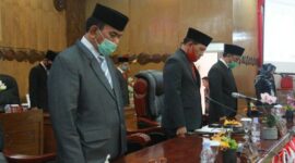 FOTO : Wakil Bupati Tanjung Jabung Barat Drs. H. Amir Sakib hadiri Rapat Paripurna DPRD Mendengarkan Pidato Kenegaraan Presiden Republik Indonesia Ir. H. Joko Widodo yang ditayangkan langsung lewat siaran TV Nasional dalam rangka HUT RI ke 75 Tahun 2020. Jumat (14/08/20).