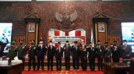 FOTO : Komandan Korem 042/Gapu, Brigjen TNI M. Zulkifli bersama Forum Koordinasi Pimpinan Daerah atau Forkopimda Provinsi Jambi mengikuti Rapat Paripurna mendengarkan Pidato Kenegaraan Presiden Joko Widodo RI di Gedung DPRD Provinsi Jambi, Jum'at (14/08/20).