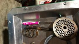 FOTO : Barang Bukti Pisau dan Kaleng Lem yang Turut Diamankan Polisi, Sabtu Dinihari, (15/08/20).