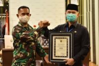 FOTO : Dandim 0415/Batanghari Kolonel Inf J. Hardiyanto Menyerahkan Penghargaan Pangdam II/Swj kepada Wali Kota Jambi H. Syarif Fasha, Jumat (14/08/20)